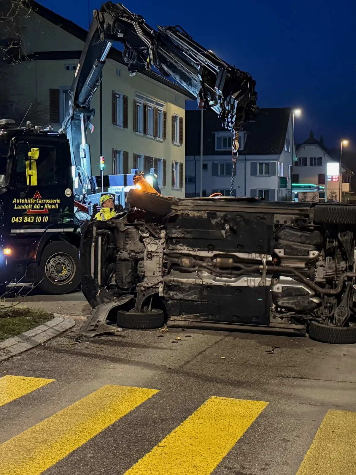 Ein Auto liegt auf der Seite. Man sieht den Unterboden.